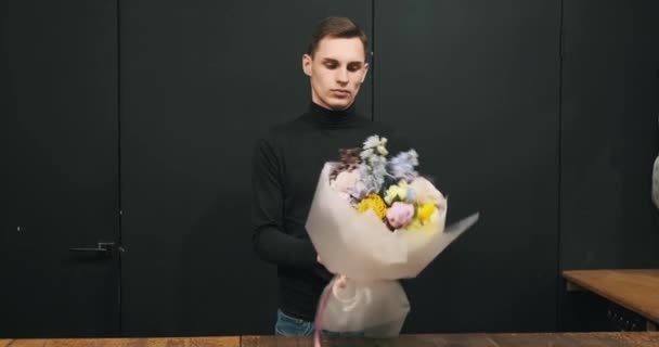 Florista Masculino Sostiene Con Gracia Ramo Sus Ojos Brillando Alegría — Vídeos de Stock
