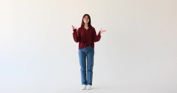 Gadis Remaja Kaukasia Berdiri Melawan Latar Belakang Putih Dengan Senyum — Stok Video