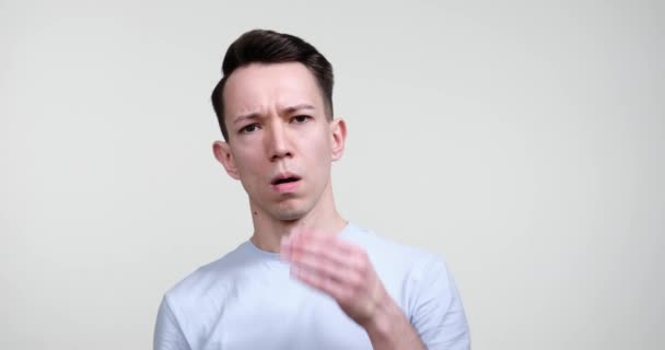 Blanke Man Tegen Een Ongerepte Witte Achtergrond Met Een Intense — Stockvideo