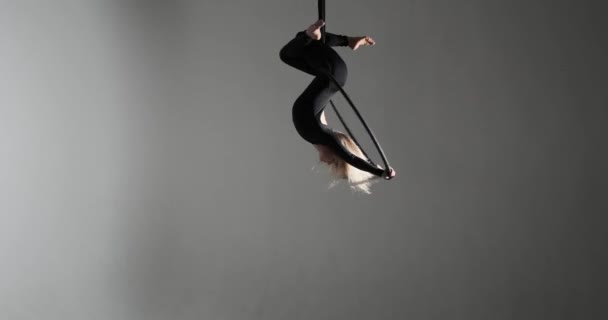 Yetenekli Bir Beyaz Dansçı Akrobatik Hünerini Hava Çemberinde Sergiliyor Siyah — Stok video