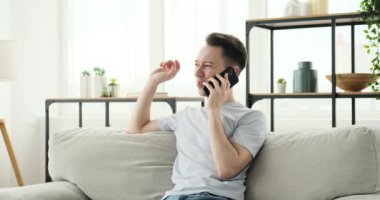 Kafkasyalı bir adam koltukta rahatça oturur ve kendisini zevkle dolduran bir telefon görüşmesi yapar. Yüzünde sıcak bir gülümsemeyle, pozitiflik ve mutluluk yayıyor, kahkahaları paylaşıyor..