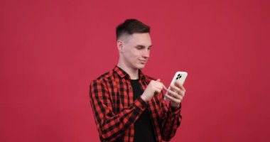 Kafkasyalı bir adam telefonuna dalmış, içeriğini büyük bir ilgiyle inceliyor. Odaklanmış bakışı ve bağlı duruşu, dijital dünyayla olan ilgisini ve merakını gözler önüne seriyor..