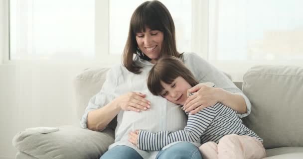 Беременная Мать Вступает Восхитительный Разговор Своей Дочерью Диване Сияющими Улыбками — стоковое видео
