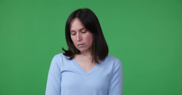 Blanke Vrouw Staat Tegen Een Groene Achtergrond Kijkt Heel Neerslachtig — Stockvideo