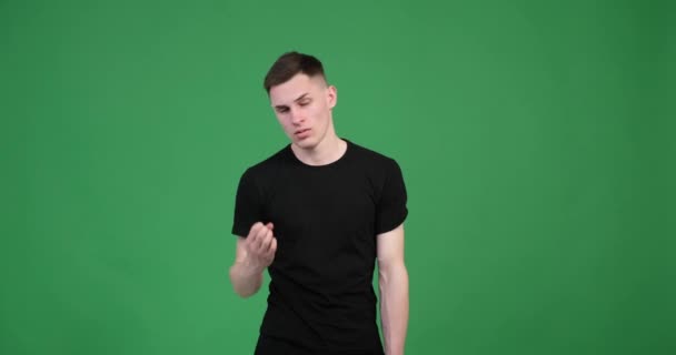 Běloch Zeleném Pozadí Obrazovky Viditelně Znuděný Toužící Vzrušení Jeho Výraz — Stock video