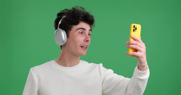 Glad Vit Man Använder Sin Telefon För Ett Videosamtal Grön — Stockvideo