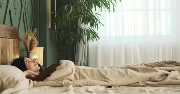 Strålande Vit Kvinna Klädd Pyjamas Vaknar Mysig Säng Hälsad Morgonsolens — Stockvideo