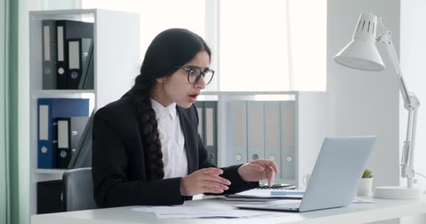 Podnikatelka Pilně Sedí Pracuje Svém Laptopu Najednou Donesly Špatné Zprávy — Stock video