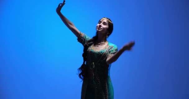 Mulher Bonita Roupas Tradicionais Indianas Mostrando Suas Incríveis Habilidades Dança — Vídeo de Stock