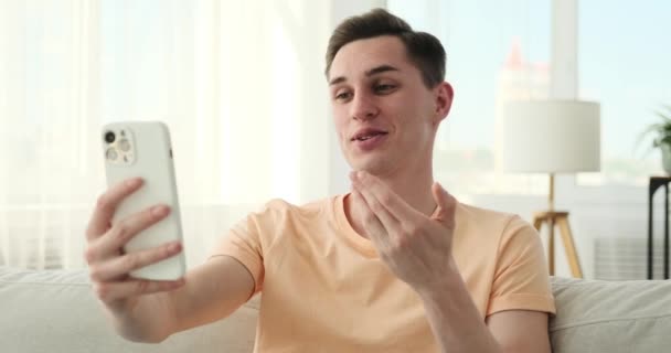 Dost Canlısı Bir Adam Koltukta Rahat Bir Şekilde Oturuyor Telefonla — Stok video