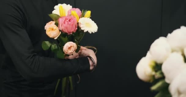 Säljare Blomsteraffär Som Tillverkar Fantastisk Bukett Med Delikat Precision Väljer — Stockvideo