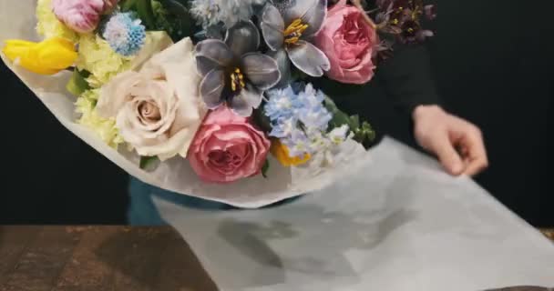 Florista Masculino Experiente Envolve Delicadamente Buquê Flores Requintadas Papel Embrulho — Vídeo de Stock