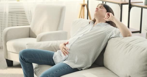 Una Mujer Embarazada Cansada Encuentra Consuelo Cómodo Sofá Con Una — Vídeos de Stock