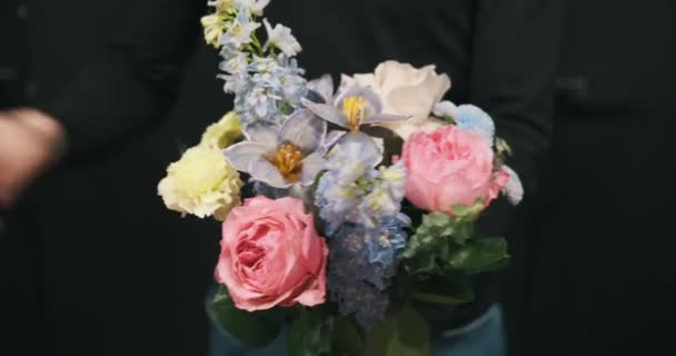 Florar Talentat Sex Masculin Creează Aranjament Fermecător Flori Mâinile Pricepute — Videoclip de stoc