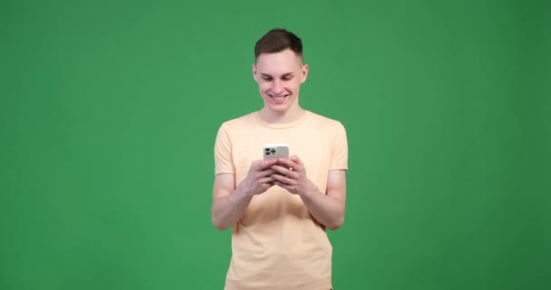 Uomo Caucasico Ispirato Sta Usando Suo Telefono Sfondo Verde Suo — Video Stock