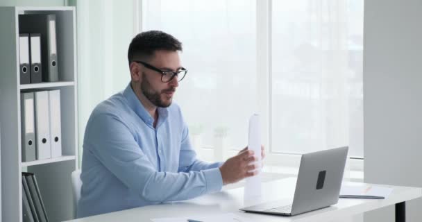 Sakallı Gözlüklü Beyaz Işadamı Bilgisayarından Video Görüşmesi Yaparken Gülümsüyor Grafikler — Stok video