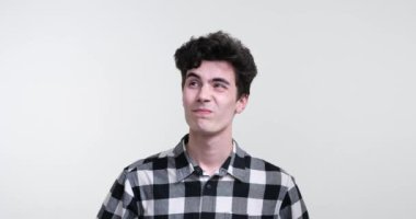 Beyaz bir arka plana karşı duran beyaz bir adam. Zihni, seçenekleri dikkatle değerlendirdiği ve sayısız olasılıkları keşfettiği derin bir tefekkür diyarını derinlemesine inceliyor..