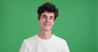 Canlı yeşil bir arka plana karşı hoşnut beyaz bir adam. Yüzünde geniş bir gülümseme ile, gururla baş parmağını kaldırarak elini uzatır..