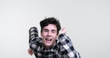 Beyaz arka planda dans eden beyaz bir adam. Her hareketinde, bulaşıcı bir pozitif titreşim yayıyor. Kalkıp ona katılma isteği uyandırıyor..