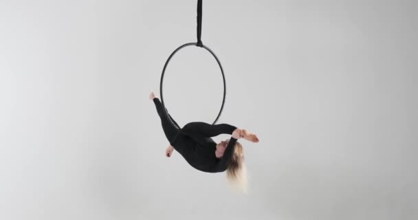 Caucasian Dancer Takes Center Stage Her Captivating Aerial Hoop Performance — Stock Video