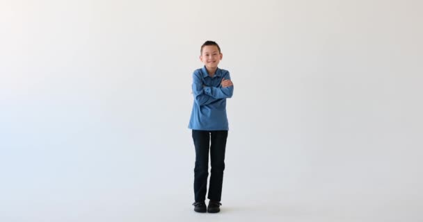 Azjatycki Portret Chłopca Białym Tle Spokojnym Spokojnym Zachowaniem Stoi Pewnie — Wideo stockowe