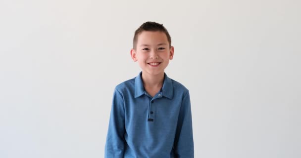 Verblüffter Asiatischer Junge Ruft Wow Mit Breitem Lächeln Auf Seinem — Stockvideo