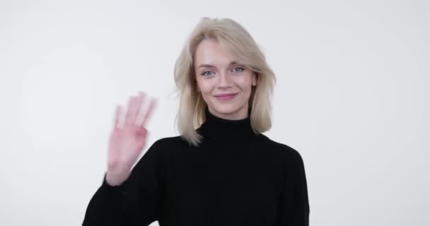 Kaukasische Frau Steht Vor Weißem Hintergrund Und Winkt Energisch Mit — Stockvideo