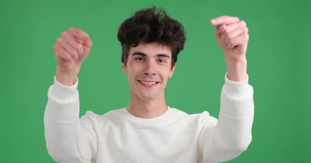 Homem Caucasiano Sorridente Com Fundo Verde Com Uma Expressão Alegre — Vídeo de Stock