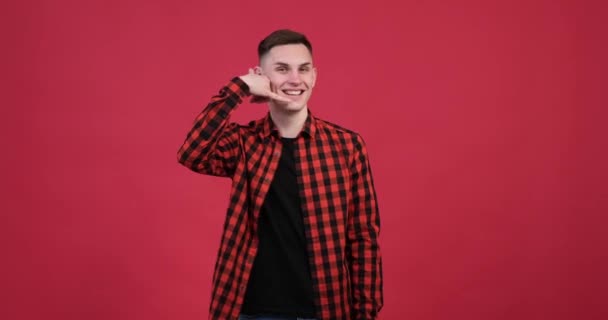 Uomo Caucasico Sicuro Visto Con Sorriso Faccia Allunga Mano Verso — Video Stock