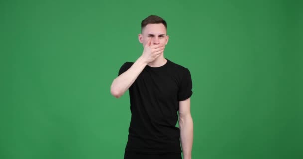 Зеленом Фоне Изображается Уверенный Европеец Закрывающей Рот Рукой Выражение Лица — стоковое видео
