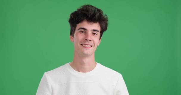Uomo Caucasico Soddisfatto Uno Sfondo Verde Vibrante Con Ampio Sorriso — Video Stock