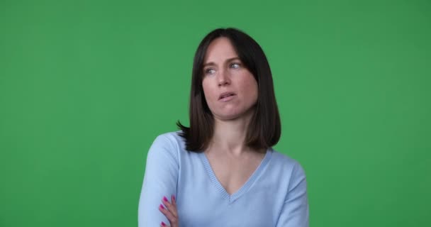 Kaukasisk Kvinna Står Grön Kroma Nyckel Bakgrund Med Korsade Armar — Stockvideo