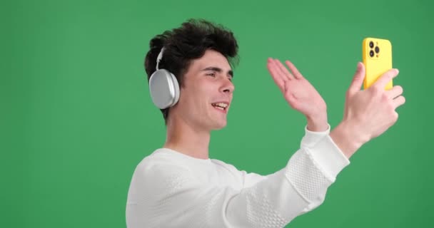 Ένας Χαρούμενος Λευκός Άντρας Που Φοράει Ακουστικά Συνδέεται Κάποιον Μέσω — Αρχείο Βίντεο