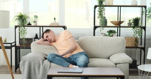 Uykulu Sıkılmış Beyaz Bir Adam Rahat Bir Oturma Odasında Rahat — Stok video