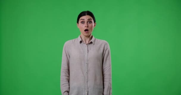 Yeşil Ekranın Önünde Sıradan Bir Tişört Giyen Bir Kadının Portresi — Stok video