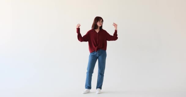 Μια Έφηβη Στέκεται Πάνω Λευκό Φόντο Μια Υποψία Σκανταλιάς Στα — Αρχείο Βίντεο