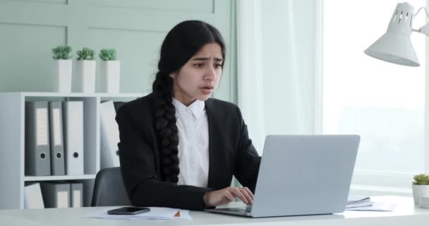 Eine Indische Geschäftsfrau Sitzt Büro Vertieft Die Arbeit Laptop Plötzlich — Stockvideo