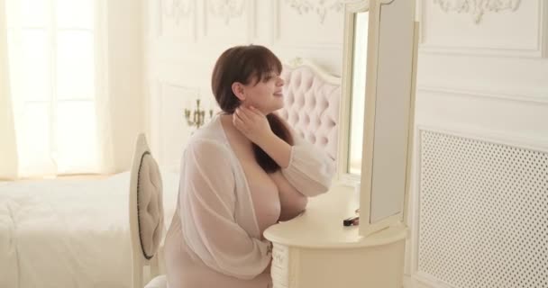 Confident Curvaceous Caucasian Woman Sits Her Vanity Table Serene Smile — Stock Video