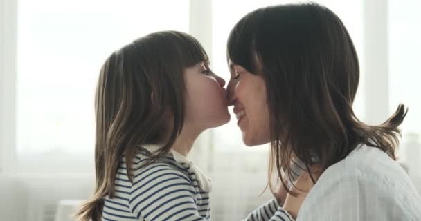 Madre Embarazada Hija Comparten Tierno Abrazo Comodidad Sala Estar Amor — Vídeo de stock