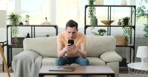 Hombre Involucra Una Conversación Través Teléfono Comodidad Casa Este Joven — Vídeos de Stock