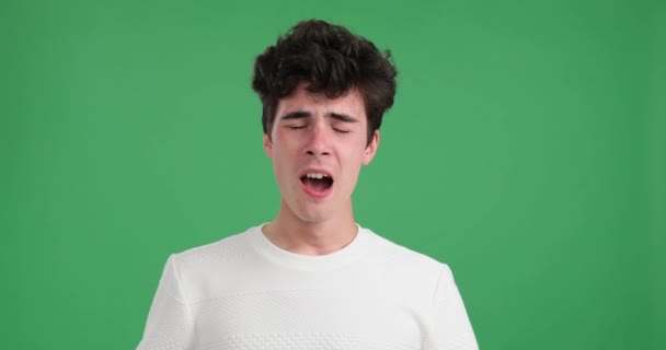 Втомлений Білий Чоловік Момент Розтягування Позіхання Зелений Фон Піднятими Руками — стокове відео