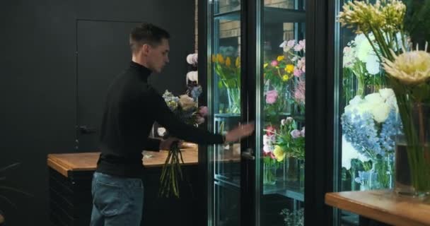 Талановитий Чоловічий Флорист Створює Захоплюючий Букет Чарівній Квітковій Крамниці Умілі — стокове відео