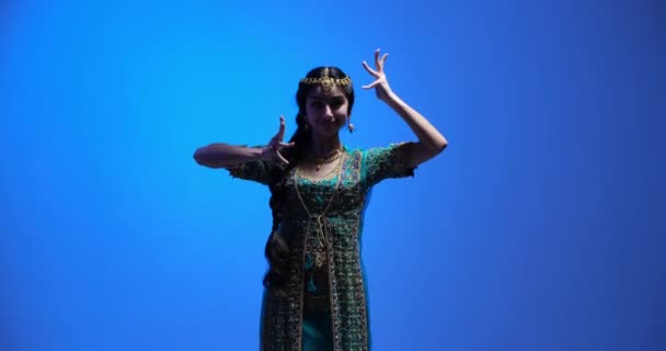 Utalentowany Młody Indyjski Tancerz Wykonujący Klasyczny Taniec Bharatanatyam Zielonym Złotym — Wideo stockowe