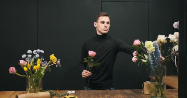 Florista Confiado Ensambla Cuidadosamente Hermoso Ramo Una Colorida Tienda Flores — Vídeos de Stock