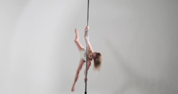Elegante Pole Dance Performance Einer Selbstbewussten Kaukasischen Tänzerin Vor Grauem — Stockvideo