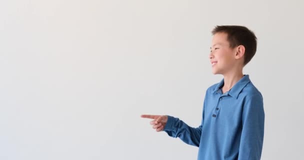 Asiatischer Junge Vor Makellosem Weißen Hintergrund Mit Einem Ansteckenden Lächeln — Stockvideo