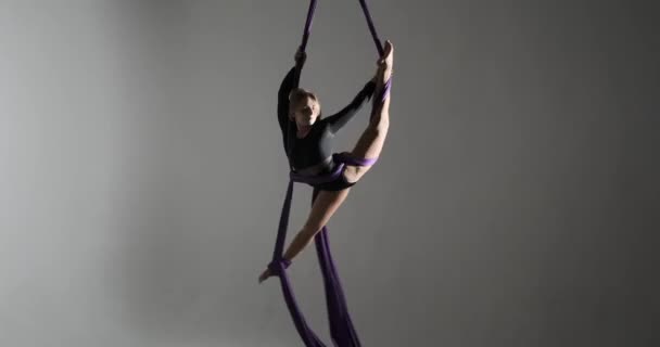 Aerial Silk Performance Talented Caucasian Dancer Dark Background Setting Contrasting — Stock Video