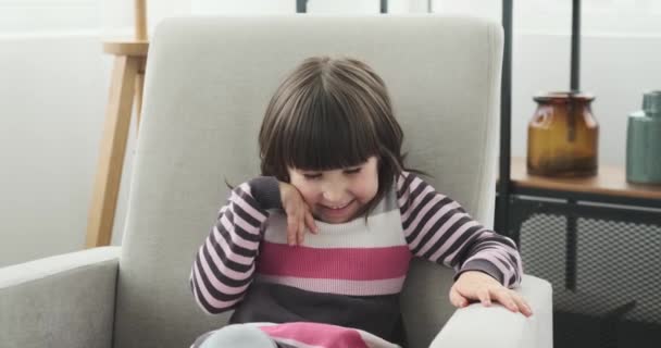 Niña Preescolar Vestida Con Vestido Rayas Sienta Cómodamente Una Silla — Vídeo de stock