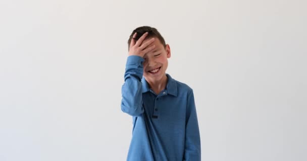 Asiatischer Junge Vor Einem Makellosen Weißen Hintergrund Mit Funkelnden Augen — Stockvideo