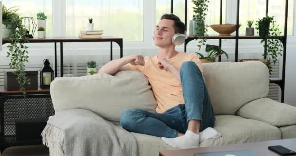 Jeune Homme Caucasien Joyeux Est Assis Sur Canapé Confortable Dans — Video
